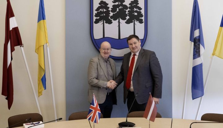 Ogrē tiek uzņemts Lielbritānijas vēstnieks Latvijā