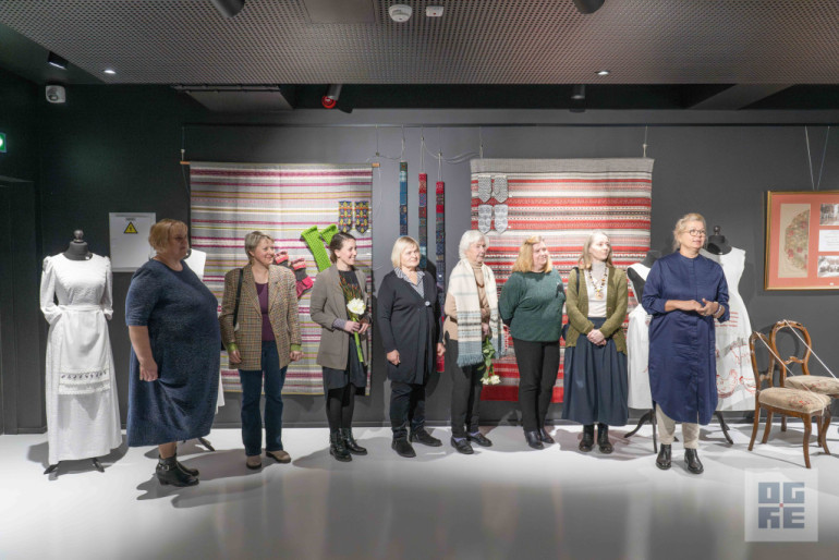 FOTO: Ikšķilē apskatāma Tīnūžu lietišķās mākslas studijas “TĪNA” 10 gadu jubilejas izstāde