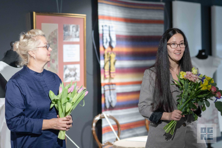 FOTO: Ikšķilē apskatāma Tīnūžu lietišķās mākslas studijas “TĪNA” 10 gadu jubilejas izstāde