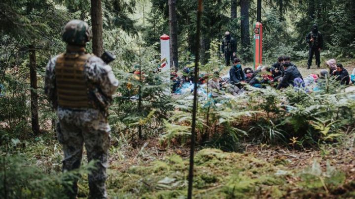 Pēc ierēdnes izteikumiem saceļas viedokļu vētra: Vai Latvijai ir jāsamierinās ar masveida migrāciju?