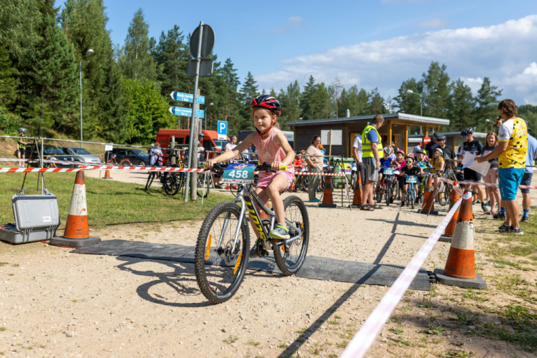 Noslēdzies “Ikšķiles MTB velobrauciens”. Līderos Rolands Burcevs un Katrīna Jaunslaviete-Kipure