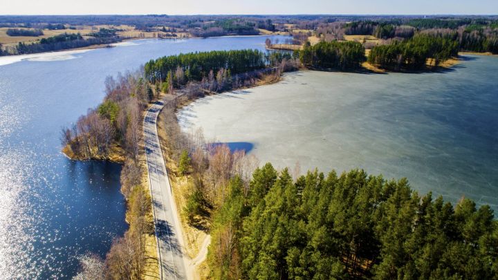 Ceturtdienas rītā vietām visos Latvijas reģionos autoceļi apledo