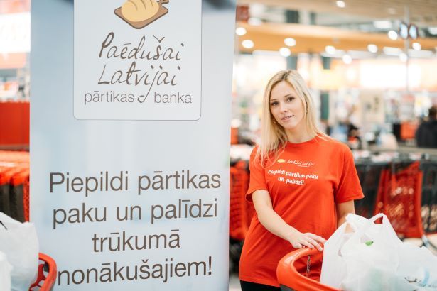 Pārtikas bankas Paēdušai Latvijai un Rimi akcijā Ogrē piepildītas vairāk nekā 150 pārtikas pakas