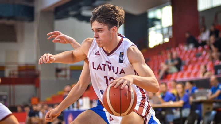 Latvijas U-20 basketbolisti zaudē arī trešajā Eiropas čempionāta B divīzijas turnīra spēlē, komandā Ogres basketbolists 