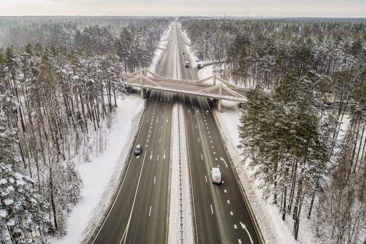 Sniega un apledojuma dēļ daudzviet apgrūtināti braukšanas apstākļi