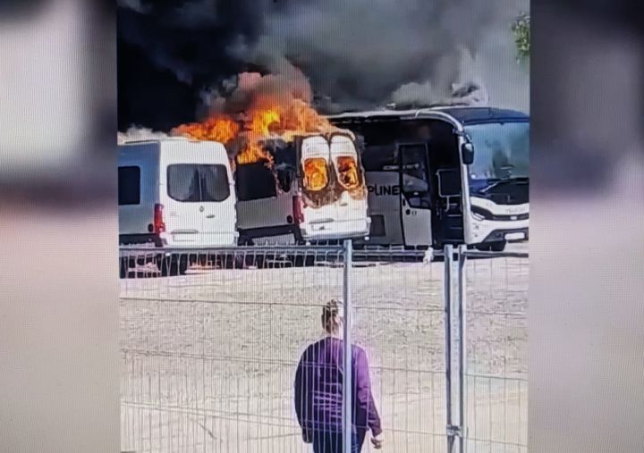 Sprādzieni, dūmi un liesmas - Ogrē sadeg trīs pasažieru autobusi
