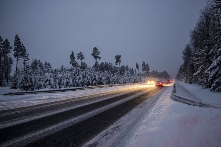 Sniega un apledojuma dēļ visā valstī ir apgrūtināta braukšana pa autoceļiem