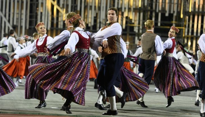 Aptauja. Cik mums, latviešiem, ir nozīmīga Dziesmu svētku tradīcija?