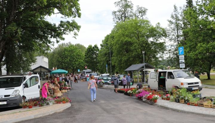 Atklāts atjaunotais Madlienas tirgus laukums (FOTO)