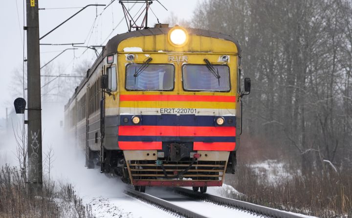 Brīdina par iespējamiem vilcienu kavējumiem stipras snigšanas naktī uz trešdienu dēļ