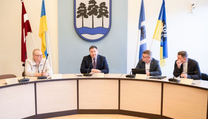 Domes priekšsēdētājs Egils Helmanis ar VSIA “Latvijas Valsts ceļi” apspriež Tīnūžu veloceliņa izbūvi