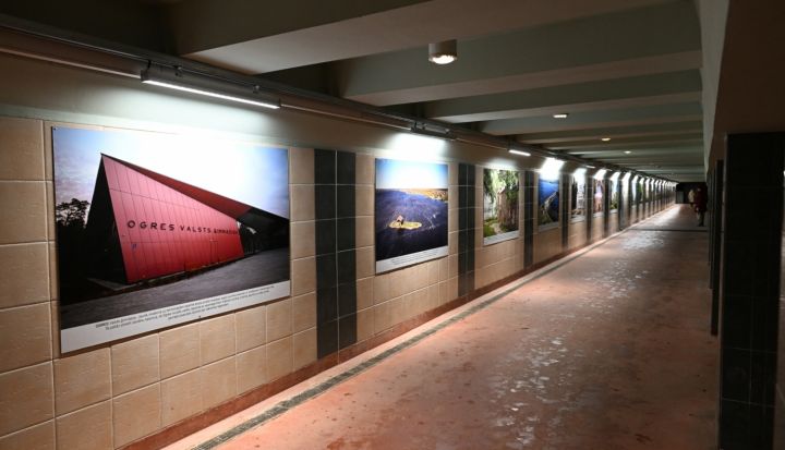Gājēju tunelī pie Ogres stacijas izveidota jauna fotogalerija