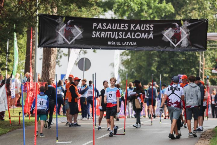 Ikšķilē ar atklāšanas ceremoniju un virsotnes kausa izcīņu atklāts PK posms skrituļslalomā