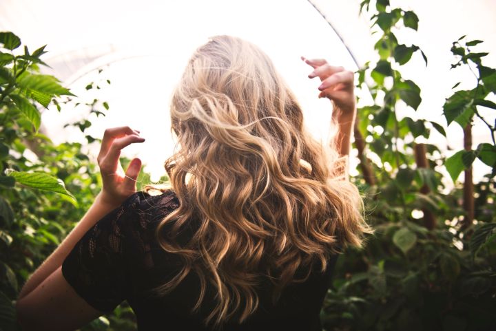 Kā rūpēties par matu veselību un skaistumu vasarā? Skaidro speciāliste