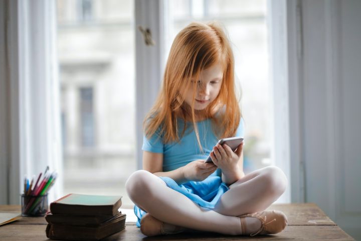 Kā vecākiem pārvarēt savas bažas, uzticot mobilo telefonu sākumskolniekam?