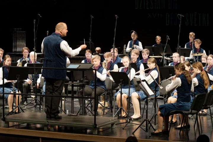 Latvijas diriģenti apvienojas orķestrī, lai spēlētu dziesmu svētku koncertā
