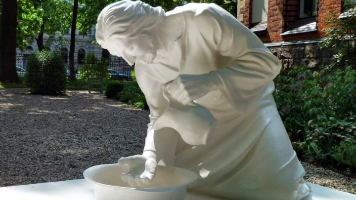 Latvijas Mākslas akadēmijas dārzā apskatāma Jēzus skulptūra