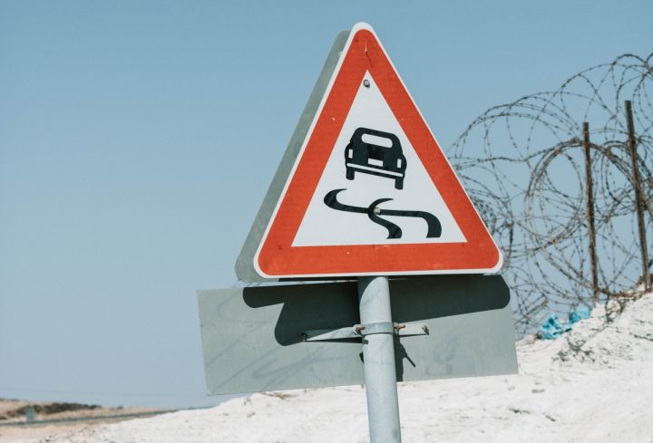 "Latvijas valsts ceļi" brīdina par braukšanas apstākļu pasliktināšanos uz grants autoceļiem mitros laika apstākļos