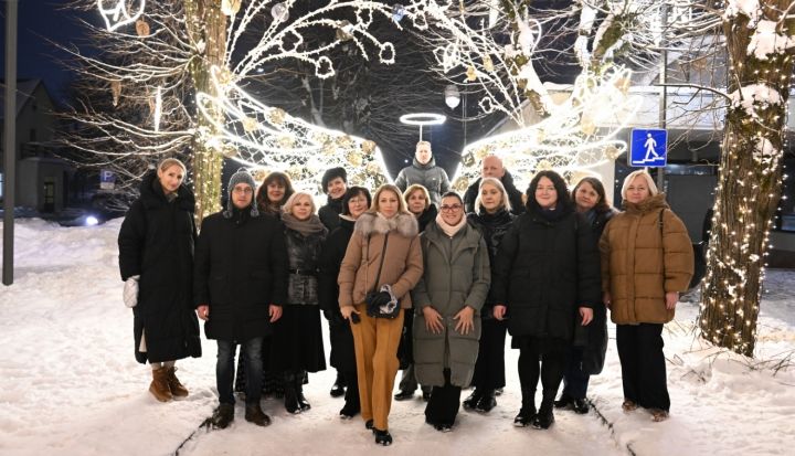 Lietuviešu kolēģi apmeklē Ziemassvētku rotā tērpto Ogri un gūst jaunu pieredzi (foto)