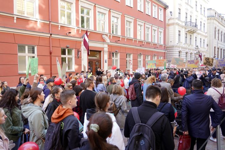 Mediķu protestā pie Saeimas ceturtdienas rītā pulcējušies vairāki simti dalībnieku