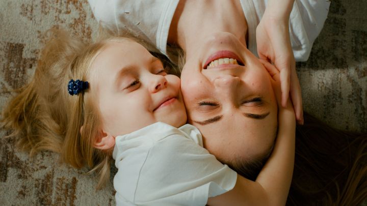 Mīlestību vārdos nevar izskaidrot! Pieci veidi, kā bērnam ģimenē mācīties mīlestību