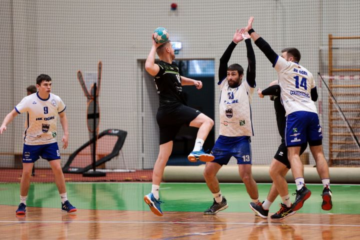 "Ogre"/"Hydrox" handbolisti iekļūst Latvijas handbola čempionāta pusfinālā