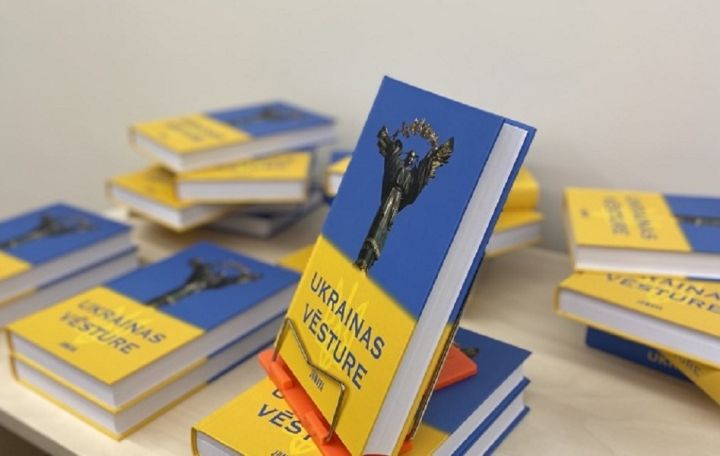 Ogres Centrālajā bibliotēkā notiek grāmatas "Ukrainas vēsture" atvēršanas svētki