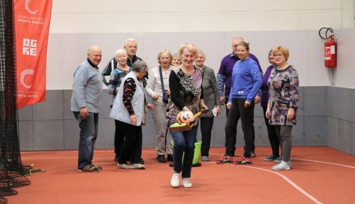 Ogres Invalīdu biedrības un Pensionāru biedrības dalībnieki piedalās Sporta dienā