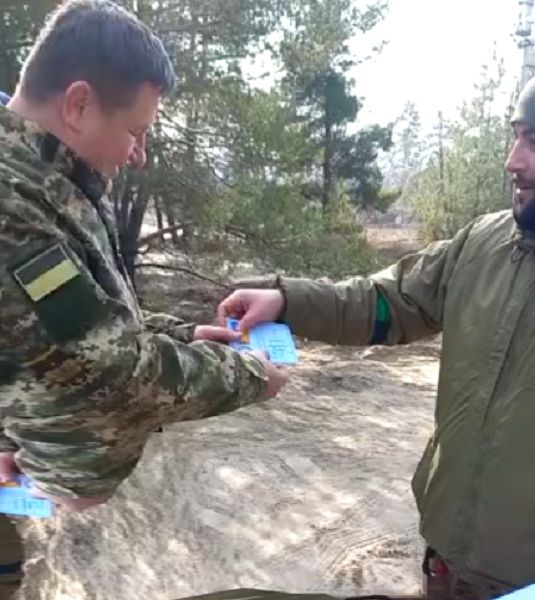 Ogres mērs Egils Helmanis saņem Ukrainas bruņoto spēku apbalvojumu