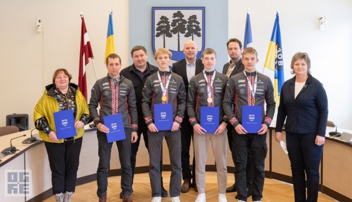 Pašvaldības vadība godina novadniekus – Eiropas jauniešu orientēšanās uz slēpēm čempionus
