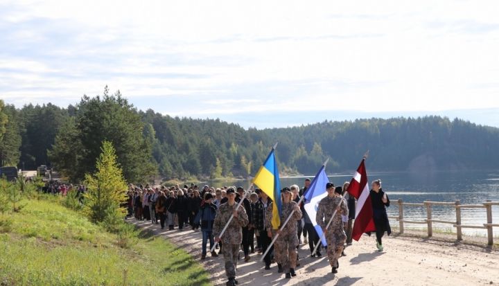 Patriotiskā pārgājienā dodas vairāk kā 1000 Ogres novada skolēni