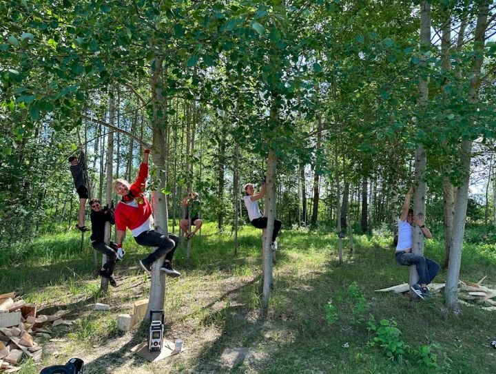 Pirmajā koktēlniecības simpozijā "Ķirmis" Suntažos piedalās Latvijas Mākslas akadēmijas studenti un absolventi (foto)