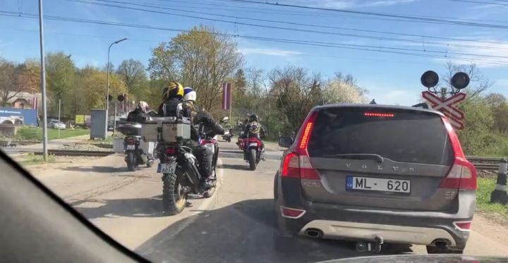 Policija saukusi pie atbildības 15 motociklu vadītājus par Ogres dzelzceļa pārbrauktuves šķērsošanu