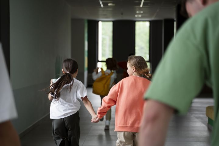 Skolas laikā bērni traumas visbiežāk gūst sporta stundās un starpbrīžos