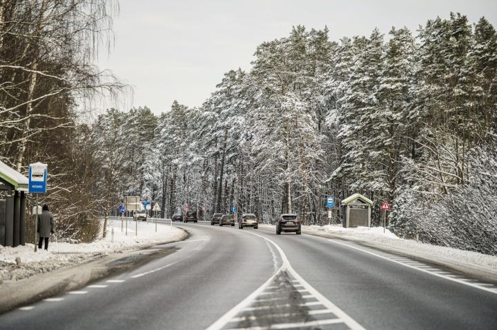 Sniega un ledus dēļ daudzviet uz autoceļiem apgrūtināta braukšana, arī Ogres apkārtnē