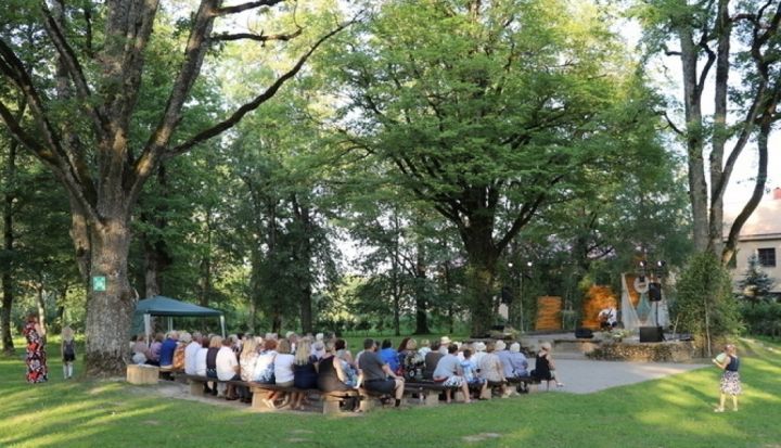 Tirdziņš, teātra uzvedums un zaļumballe Lauberē