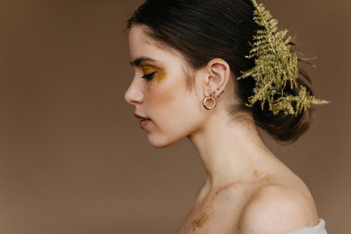 Zelta auskari - izsmalcināts izskats un elegance