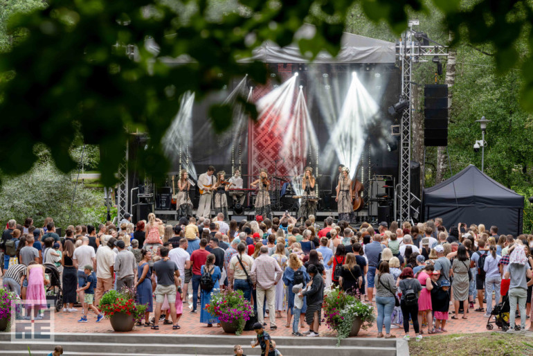 FOTO: Krāšņi nosvinēti Lielvārdes pilsētas svētki “Gaismā ir mūsu spēks”