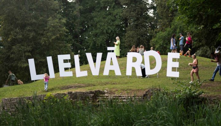 FOTO: Krāšņi nosvinēti Lielvārdes pilsētas svētki “Gaismā ir mūsu spēks”