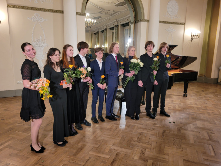 FOTO: Biedrības namā norisinājās Ikšķiles Mūzikas un mākslas skolas pedagoģes audzēkņu un absolventu koncerts