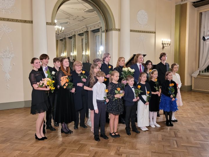 FOTO: Biedrības namā norisinājās Ikšķiles Mūzikas un mākslas skolas pedagoģes audzēkņu un absolventu koncerts