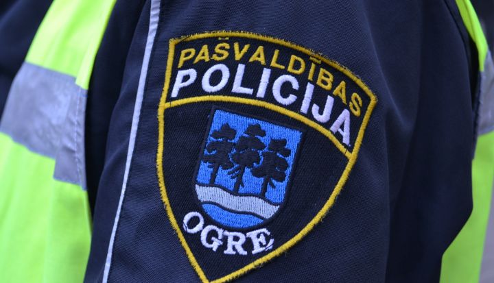 Policija ziņo: Interesē, kas notiks, ja iespers pa sienu...