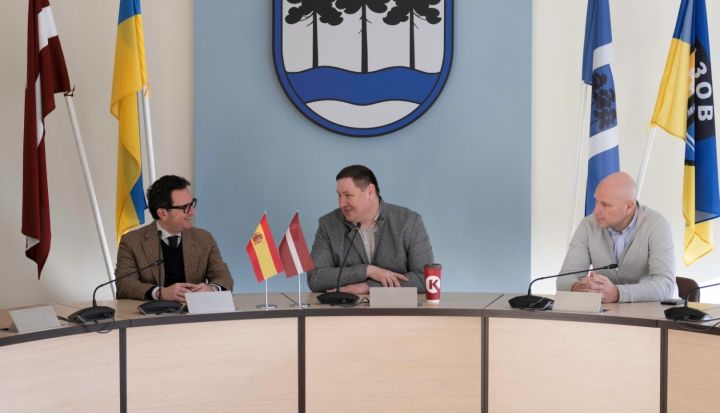 Domes priekšsēdētājs Egils Helmanis vizītē Ogrē uzņem Spānijas Karalistes vēstnieku (FOTO)