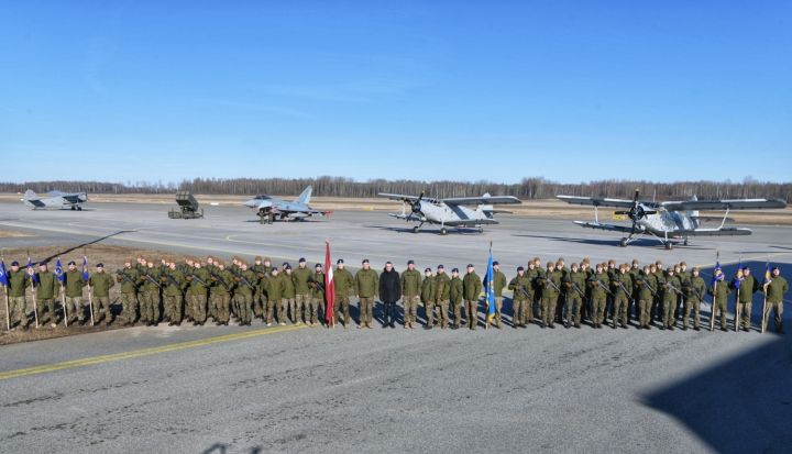 Valsts prezidents apmeklē Nacionālo bruņoto spēku aviācijas bāzi "Lielvārde" (foto)