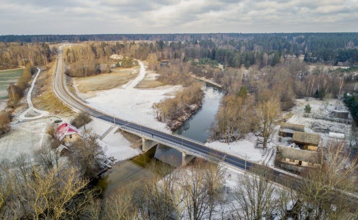 Sniega un apledojuma dēļ pie Ogres, Tīnūžiem un citviet apgrūtināta braukšana