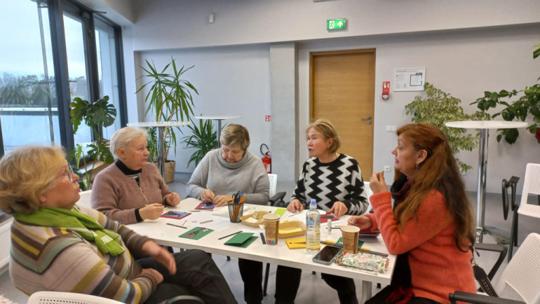 FOTO: Ikšķiles pilsētas bibliotēkā ciemojās seniori no Ukrainas