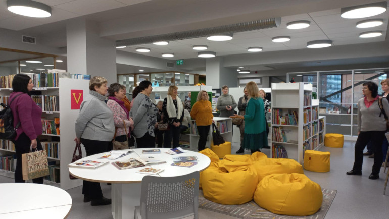 FOTO: Ikšķiles pilsētas bibliotēkā ciemojās seniori no Ukrainas