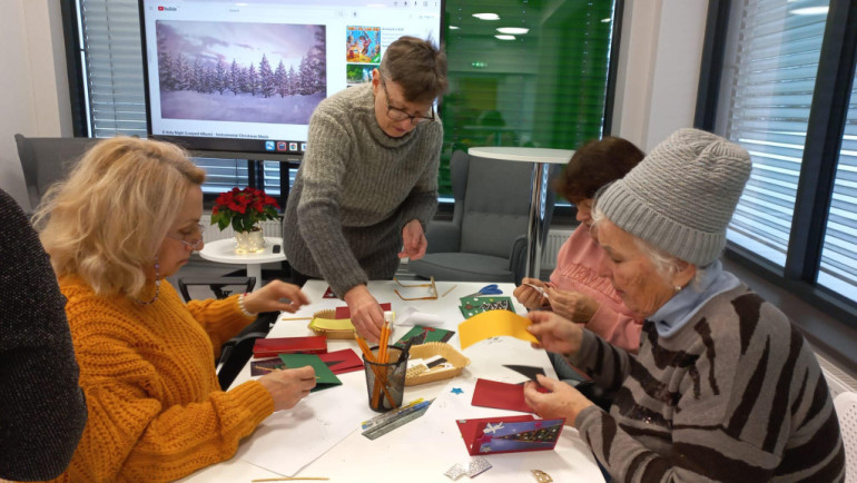 FOTO: Ikšķiles pilsētas bibliotēkā ciemojās seniori no Ukrainas