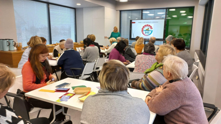 FOTO: Ikšķiles pilsētas bibliotēkā ciemojās seniori no Ukrainas