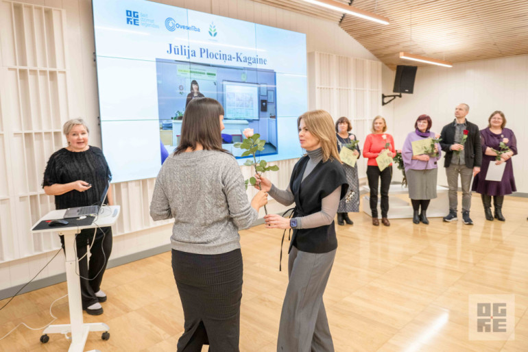 FOTO: Oveselība sveic Ogres novada pedagogus par ieguldījumu jauniešu izglītošanā